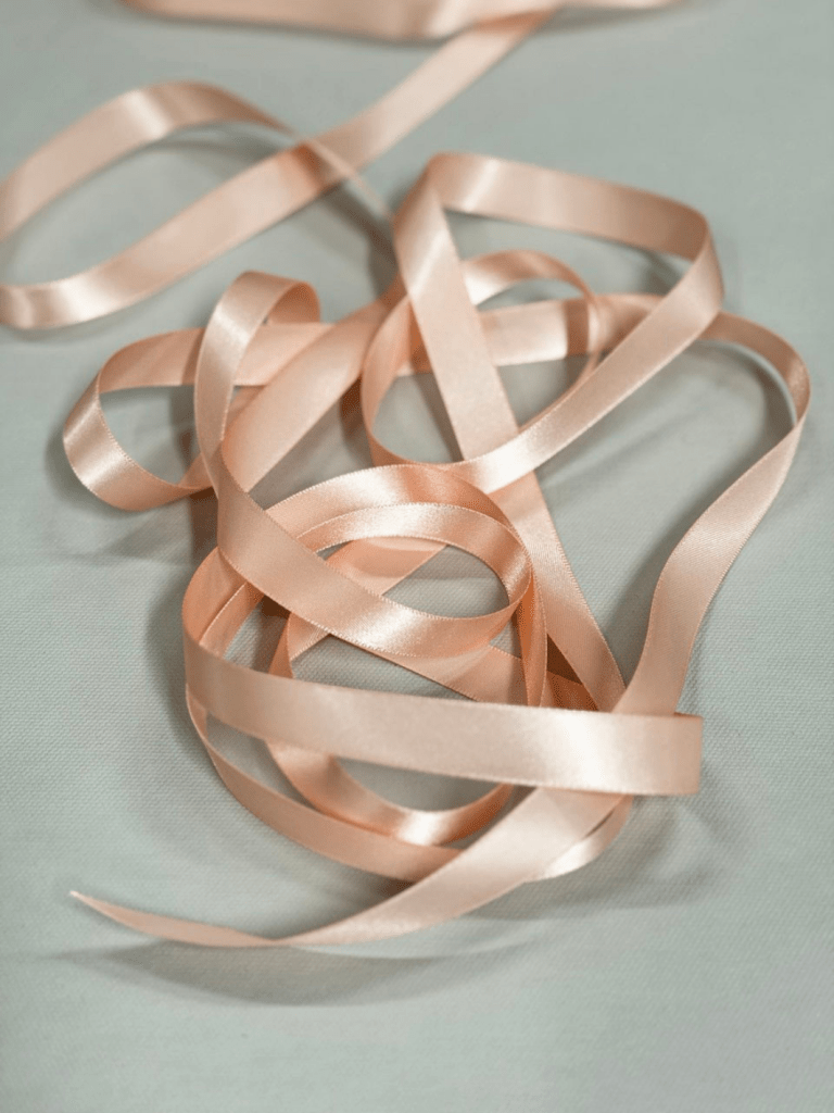 All By Voss - Lyserødt Silkebånd, 16 mm x 10 m All By Voss