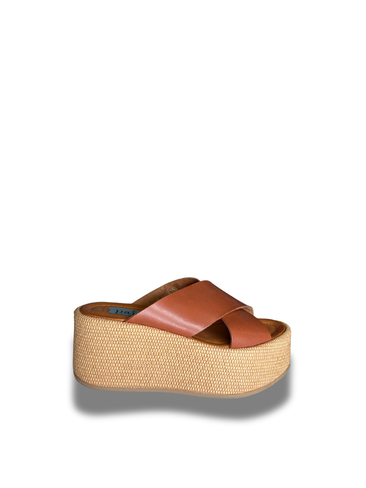 Apair sandal med høj sål og to brune remme i kalveskind der folder foran på sandalen