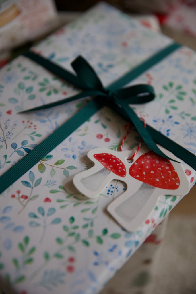 Gavepapir, 5 m, White Winter Leaf All By Voss