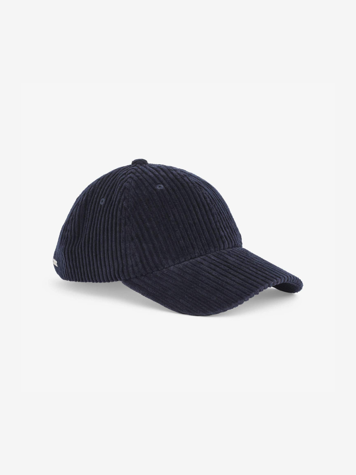 Navy Upfront baseball kasket i bredriflet fløjl med justerbar rem, små åndehuller og forstærket inderside. 100% bomuld, One Size.
