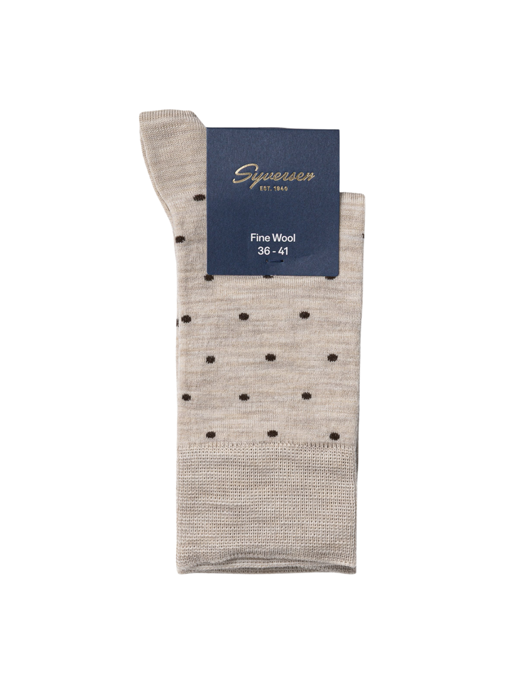 Note Wool Dots damestrømper i beige med brunt prikmønster, fremstillet i en blød uldblanding med 80 % uld.