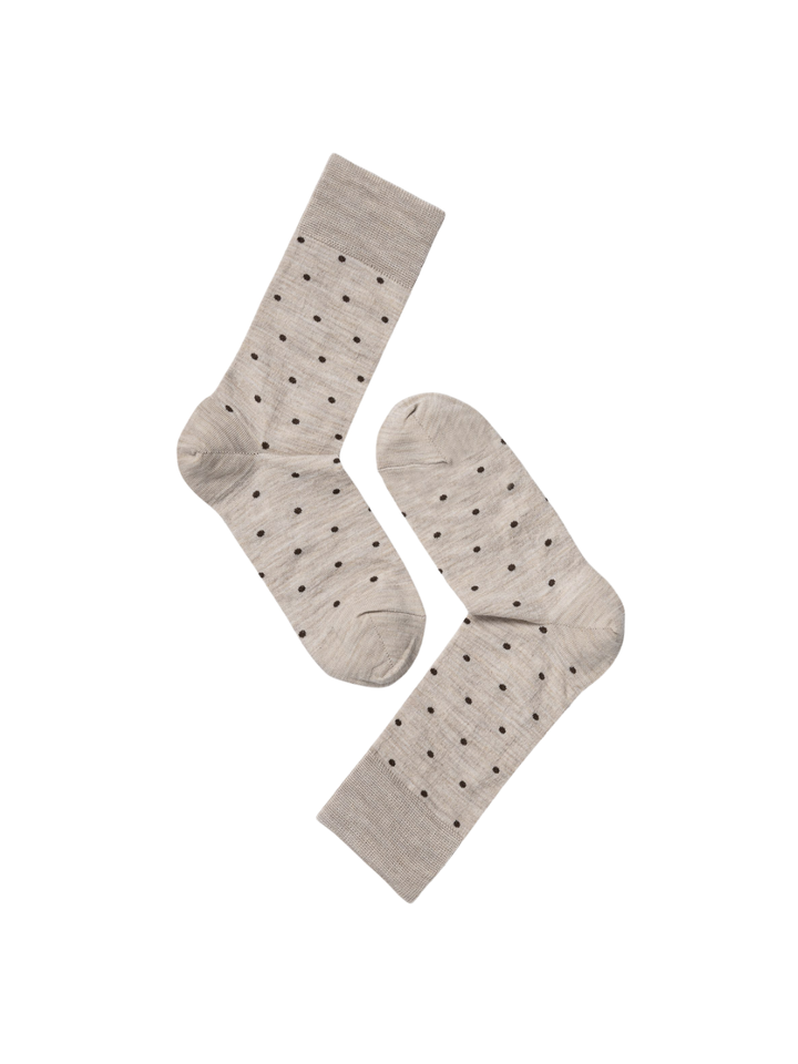 Note Wool Dots damestrømper i beige med brunt prikmønster, fremstillet i en blød uldblanding med 80 % uld.