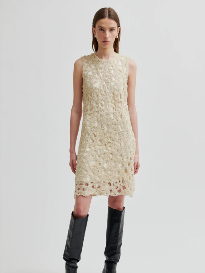 Second Female Gleam Dress i beige med dekorativt perlemønster, rund hals, ærmeløst design og let A-formet silhuet.