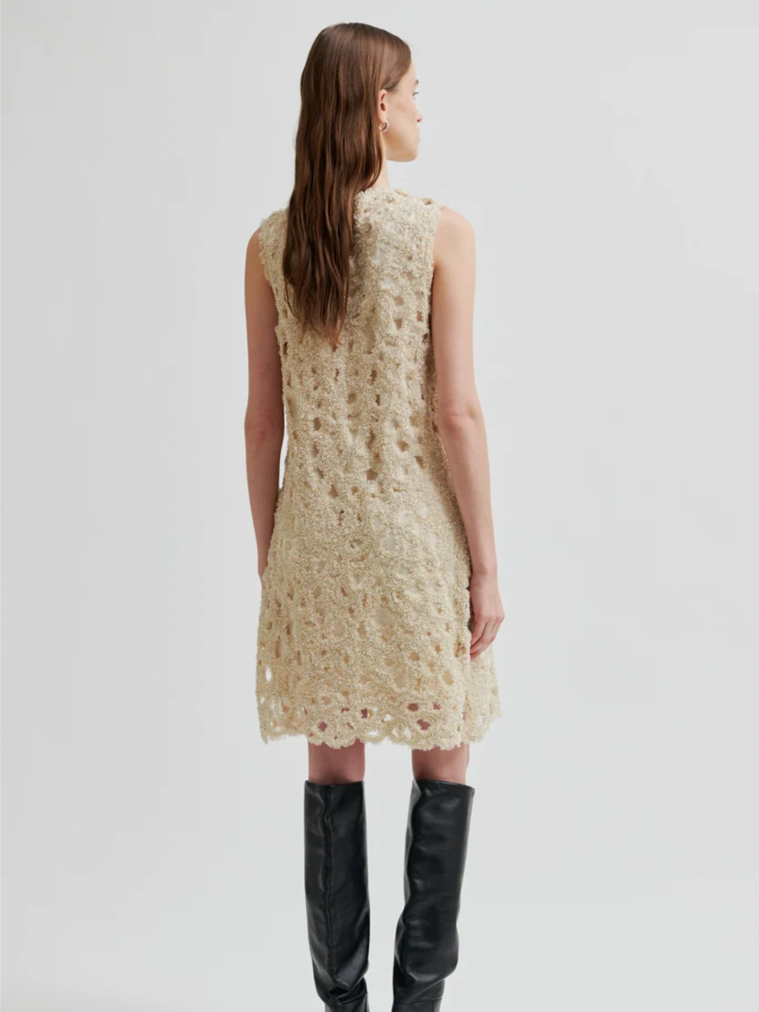 Second Female Gleam Dress i beige med dekorativt perlemønster, rund hals, ærmeløst design og let A-formet silhuet.