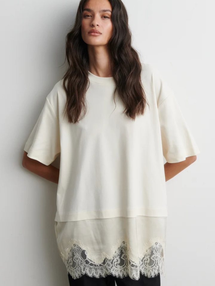 Second Female T-shirt i blød bomuld med rund hals, korte ærmer, lang løs pasform og synlig satinkant med fin blondekant.
