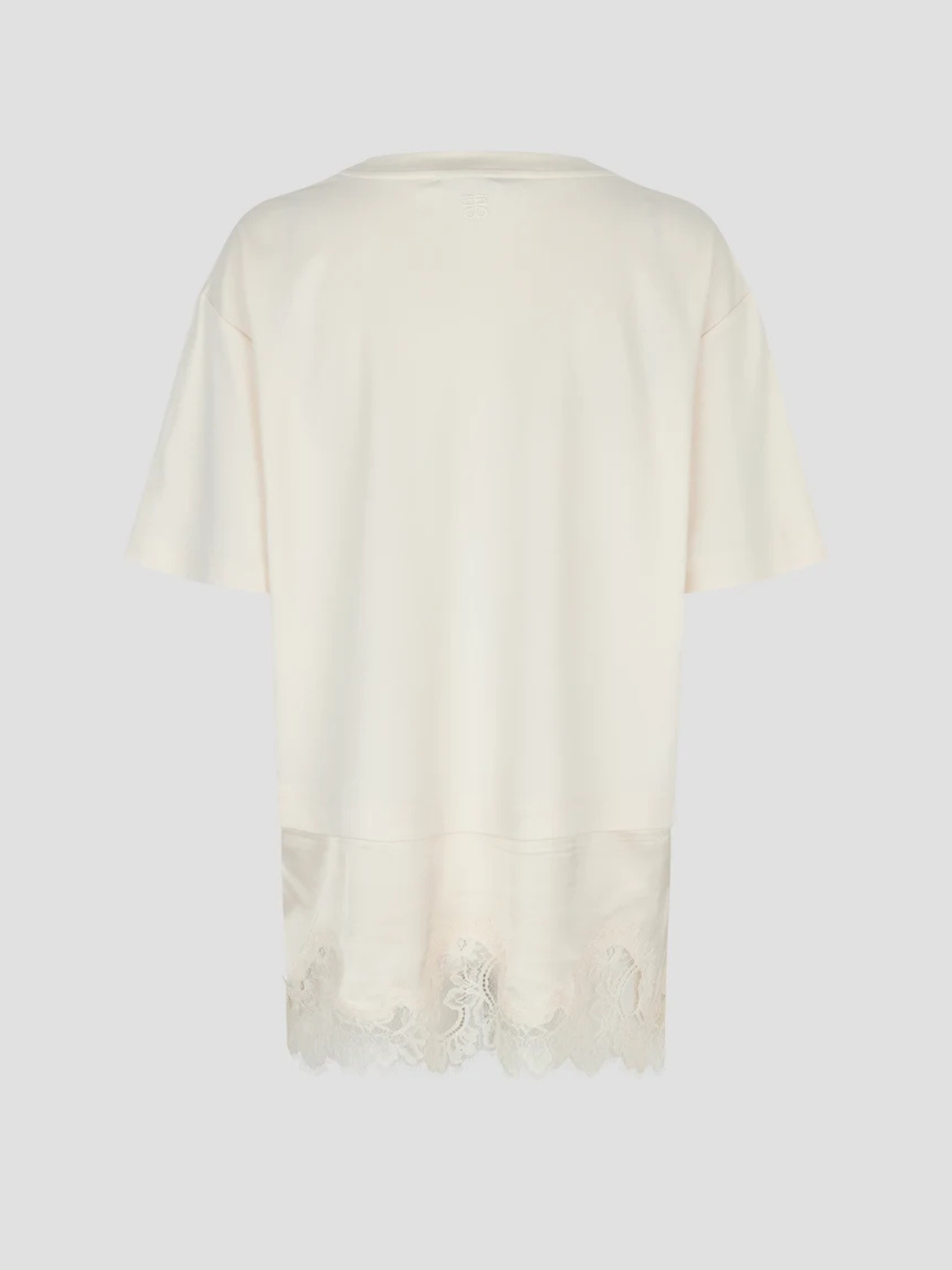 Second Female T-shirt i blød bomuld med rund hals, korte ærmer, lang løs pasform og synlig satinkant med fin blondekant.