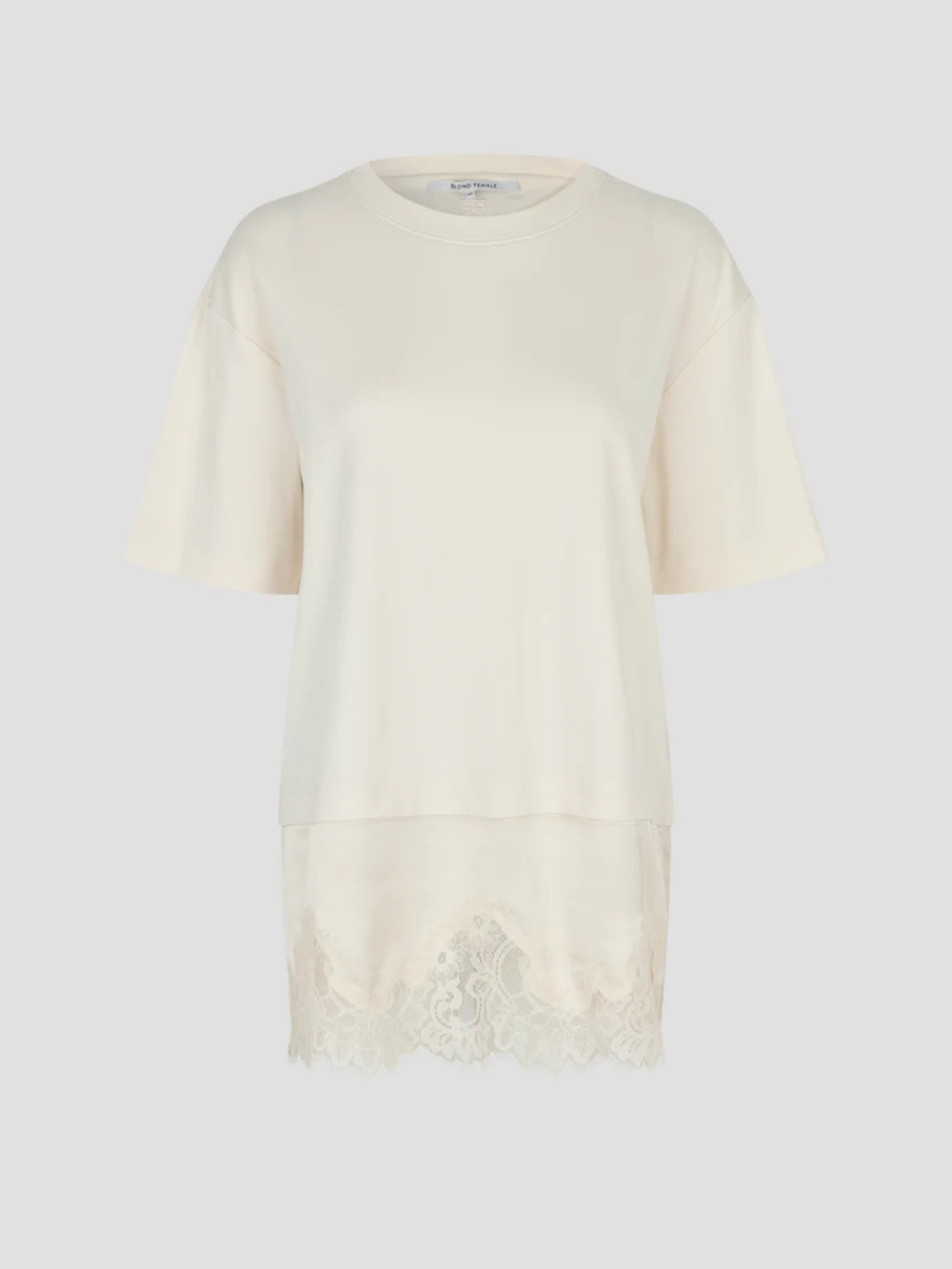 Second Female T-shirt i blød bomuld med rund hals, korte ærmer, lang løs pasform og synlig satinkant med fin blondekant.