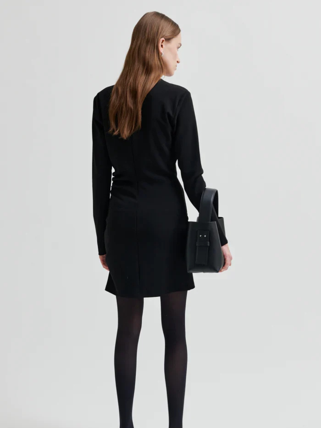 Second Female Koa Short Dress med rund hals, lange ærmer, vatterede skuldre og rynkedetaljer langs skuldre og sidesømme.