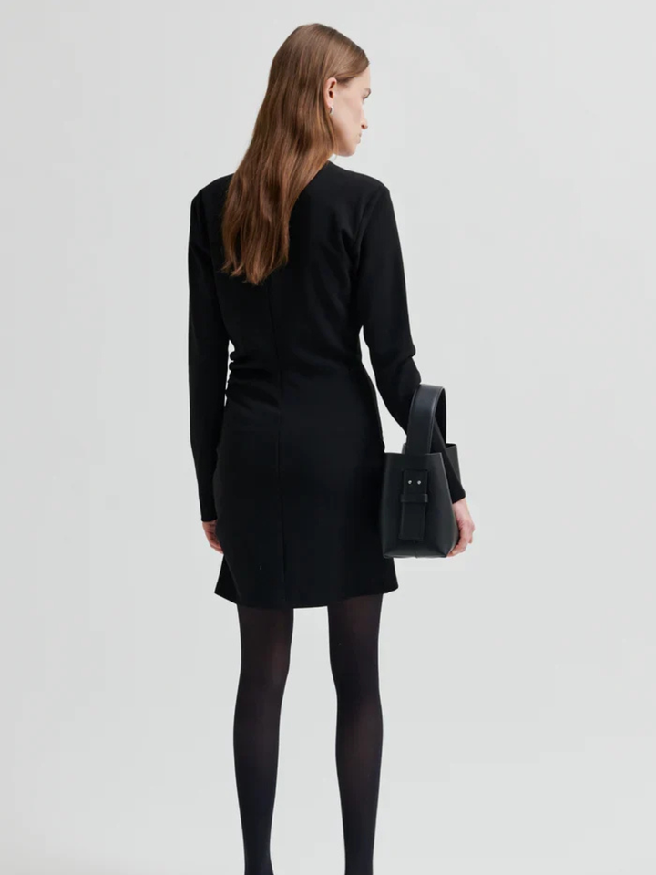 Second Female Koa Short Dress med rund hals, lange ærmer, vatterede skuldre og rynkedetaljer langs skuldre og sidesømme.