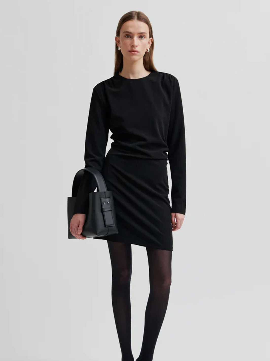 Second Female Koa Short Dress med rund hals, lange ærmer, vatterede skuldre og rynkedetaljer langs skuldre og sidesømme.
