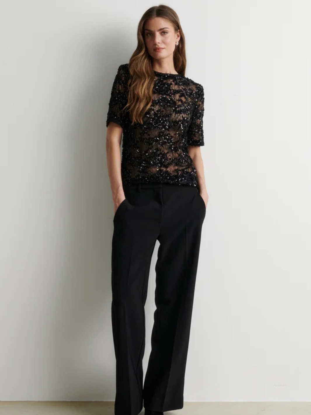 Second Female sort bluse i semitransparent blondemesh med glitrende pailletter og perler, korte ærmer, regular pasform og knaplukning bagpå.