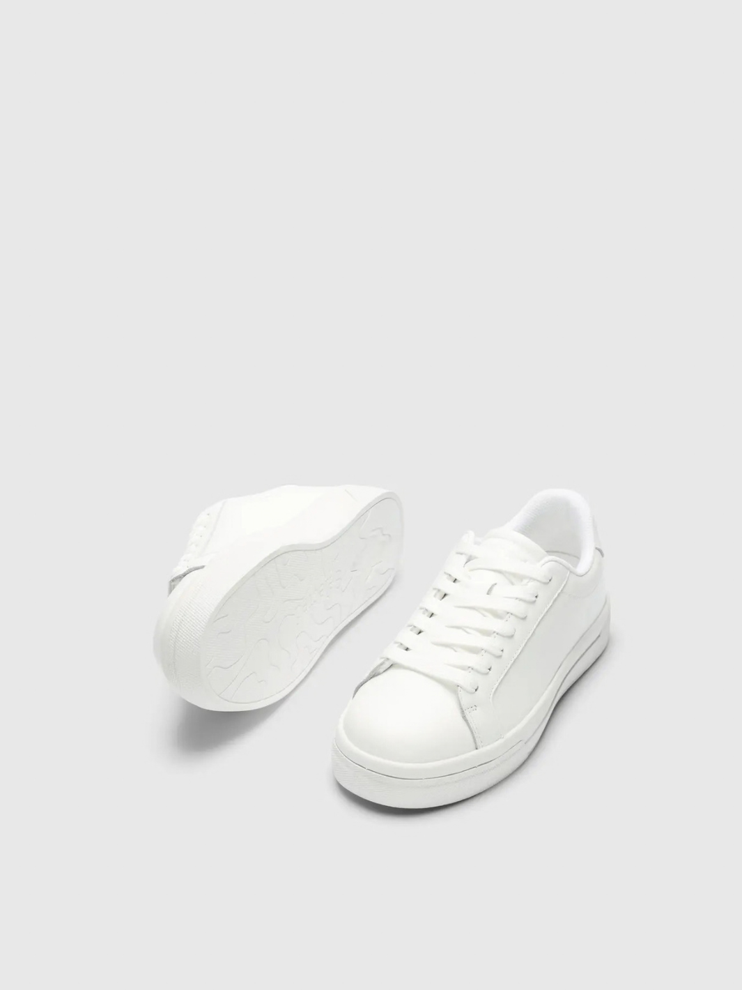 Hvide Selected Femme Feva sneakers til dame i ægte læder med snørebånd, rund snude, hvid gummisål og klassisk minimalistisk design.