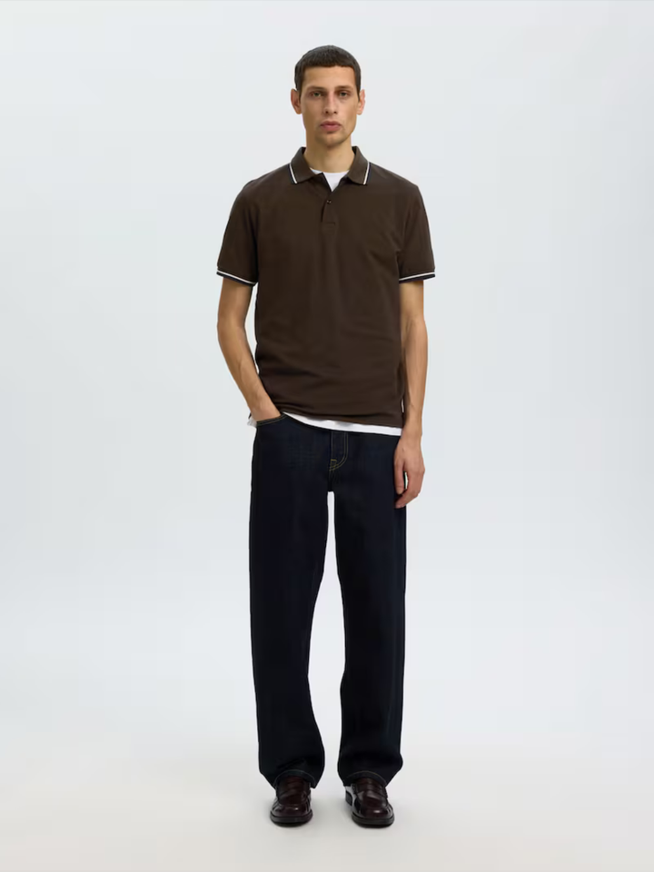 Mørkebrun Selected Homme Atlas Sport Polo til herre med slim fit, kontrastfarvet krave og ærmekanter samt klassisk 2-knapslukning.