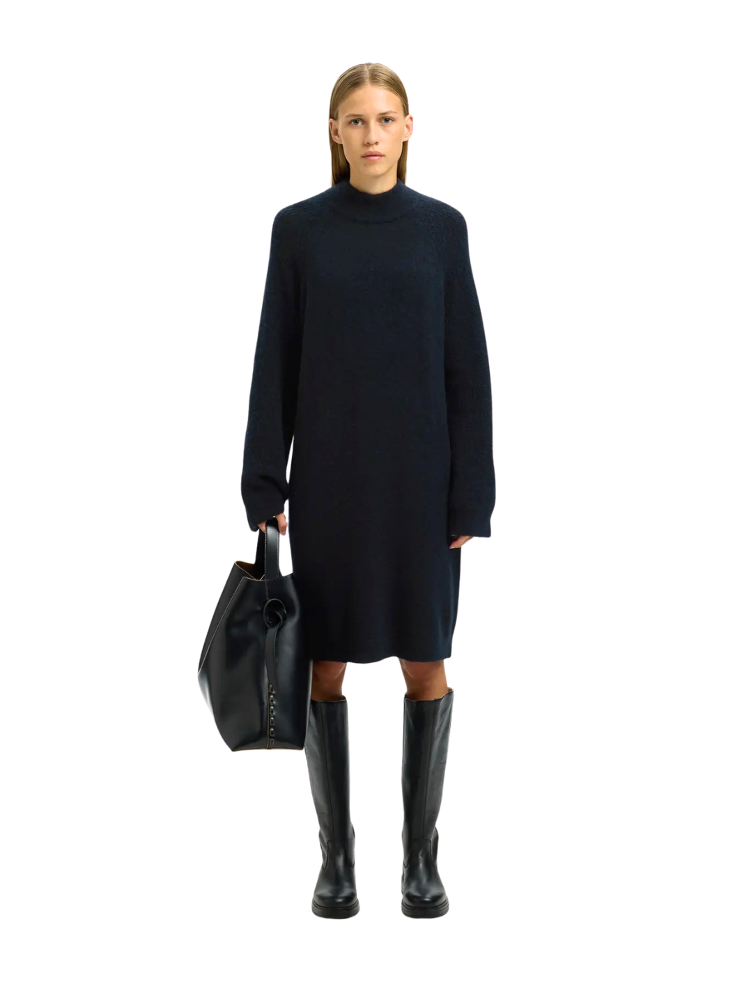 Selected sort strikkjole. Holder dig varm på kølige dage.