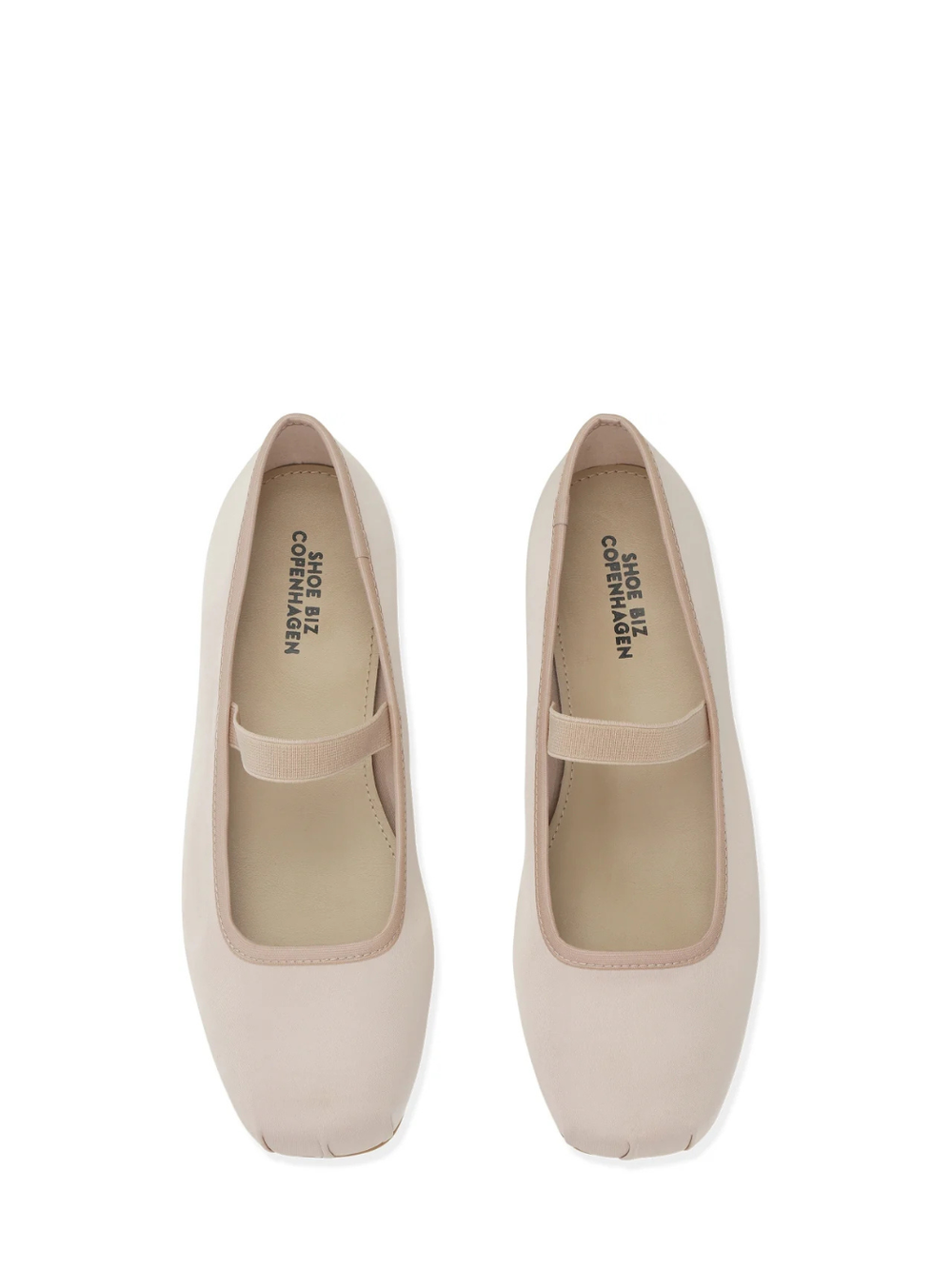 Shoe Biz Copenhagen Tacoma ballerina i nude satin med firkantet tå og elastisk rem
