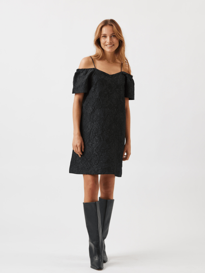 Sort Atta Kjole Fra Moves By Minimum 36 Moves By Minimum