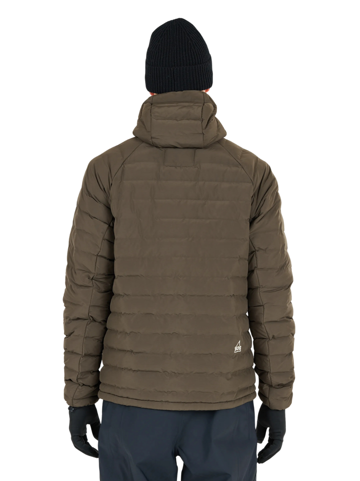 SOS Brun Furano Isoleret Jakke.  Den er fremstillet af 100 % polyester og giver optimal beskyttelse mod vind og vejr. 