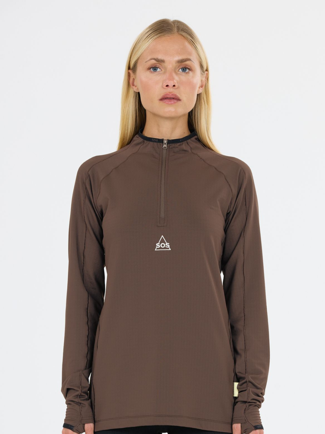 Brun SOS Timberline skipulli til damer med opretstående krave, YKK-halv lynlås, lange ærmer og tommelfingerhuller.
