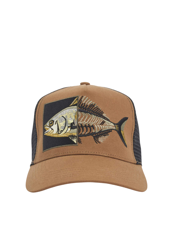 UPFRONT APOLLO Trucker Cap i camel med broderet fiskemotiv på fronten og justerbar snapback-lukning.