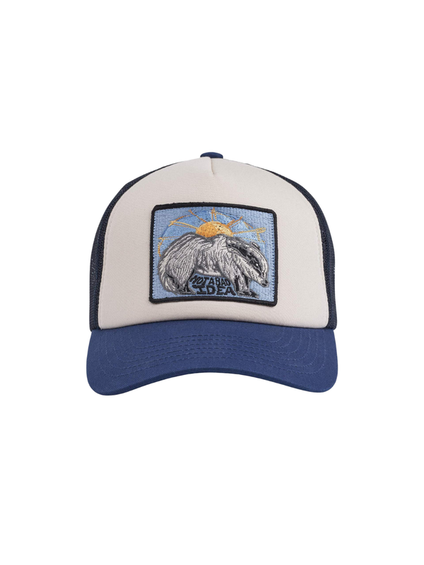 Blå - Sandfarvet trucker kasket fra populære Upfront. EMB patch / broderi, net bagside